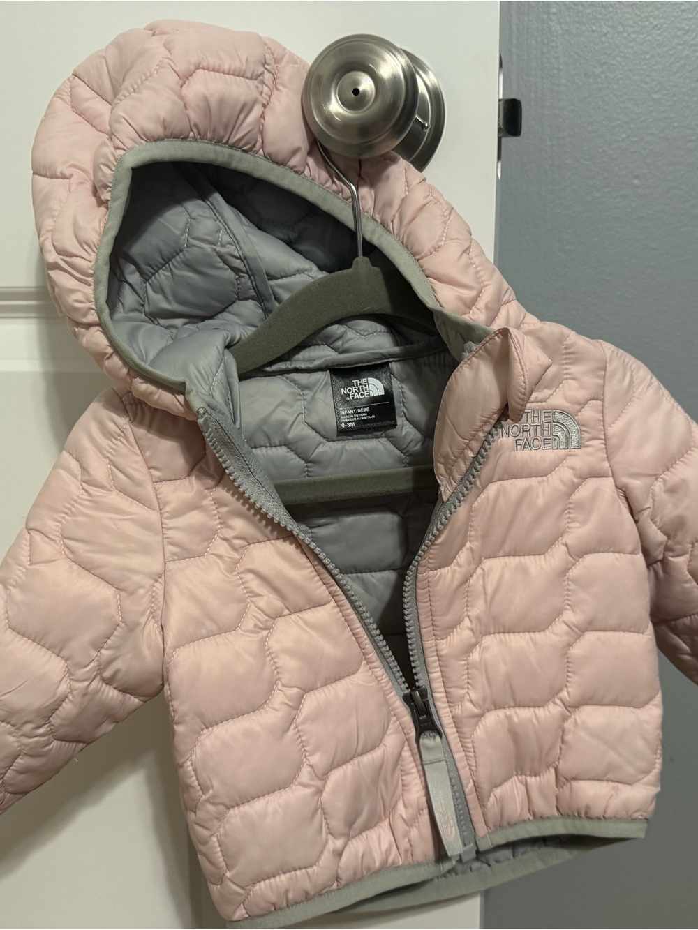 The North Face Toddler Quilted Hooded Puffer Jacket in Pale Pink and Gray